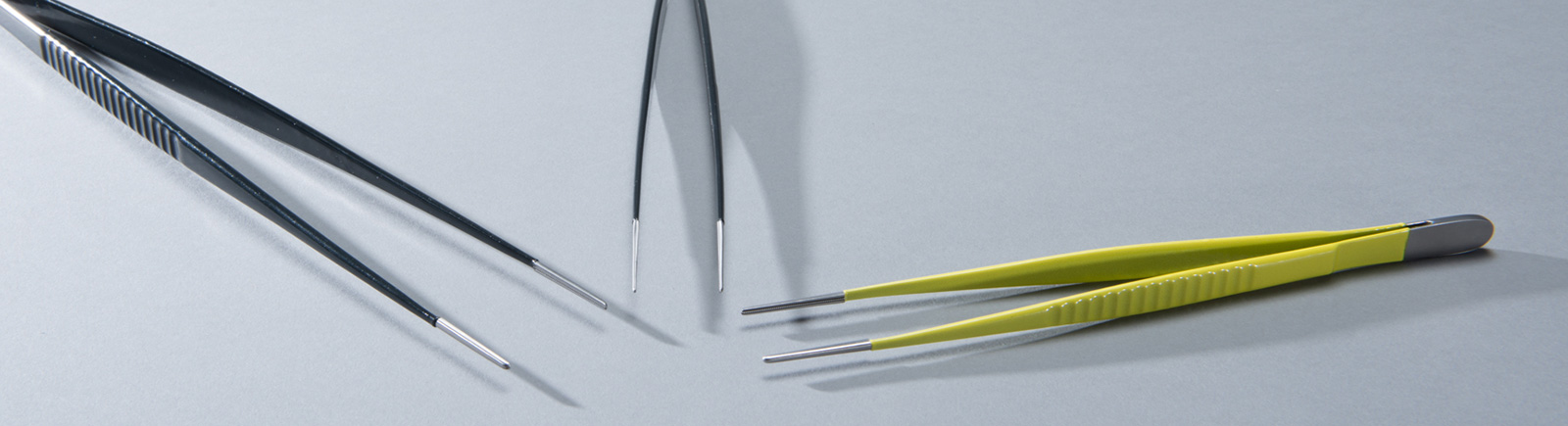 Electrically insulating coating on tweezers for the medical industrie